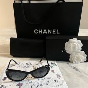 Cat Eye Black Chanel sunglasses (Polarized)